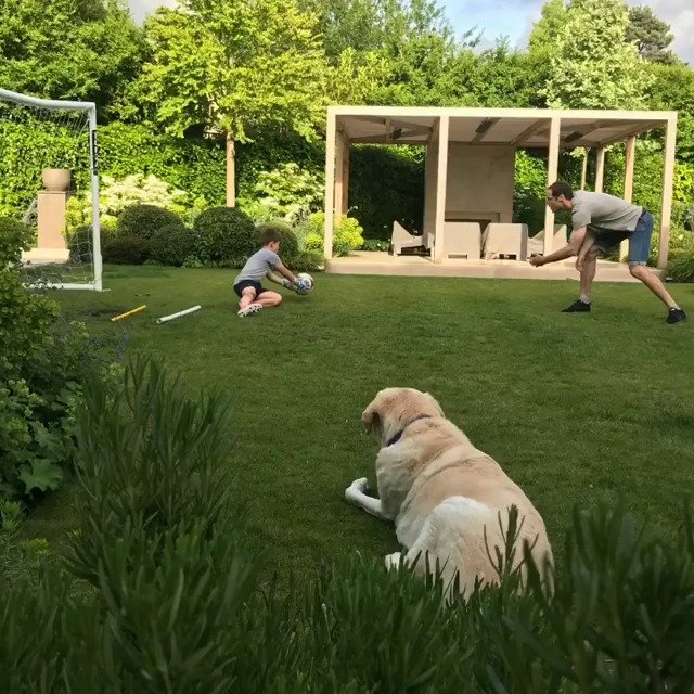 Maxík třeba sledoval, jak chalpi na zahradě hrají fotbal.