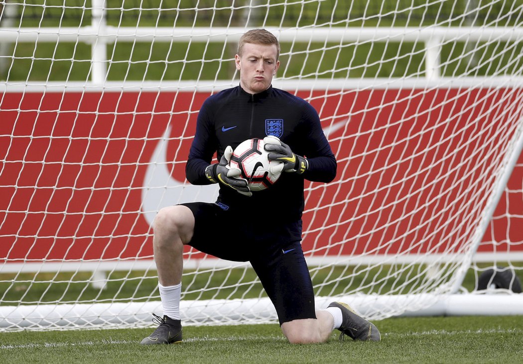 Brankář Anglie Jonathan Pickford během tréninku před zápasem proti Česku