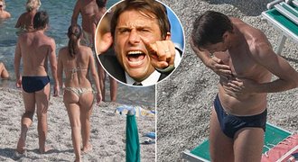 Kouč Chelsea Conte při dovádění s manželkou u moře: Něco vykouklo? To chce lupu!