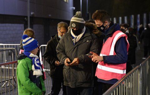 Fanoušci v Anglii musí předkládat před stadiony ke kontrole své covidové pasy