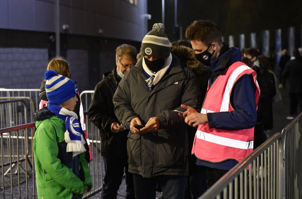 Fanoušci v Anglii musí předkládat před stadiony ke kontrole své covidové pasy