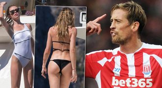 Krásná manželka fotbalisty Crouche pobláznila Mallorku: Průsvitné mini-bikini!