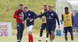 Týmový fyzioterapeut vyvádí neznámého vetřelce z tréninku anglických fotbalistů