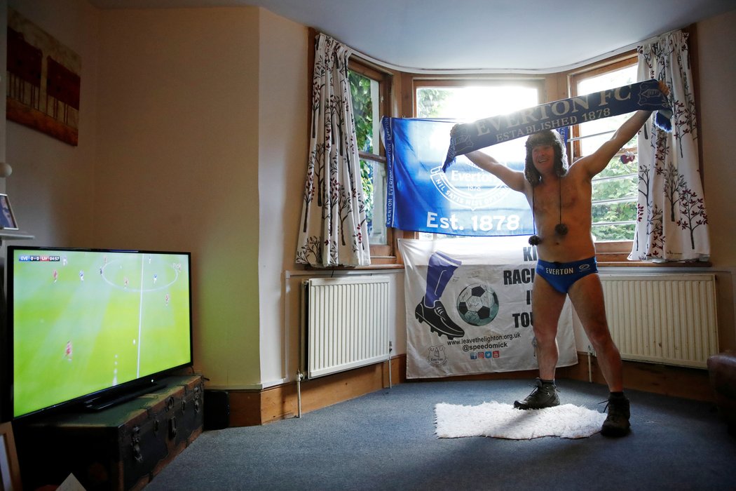 Fanoušek Evertonu Speedo Mick sleduje doma derby proti Liverpoolu