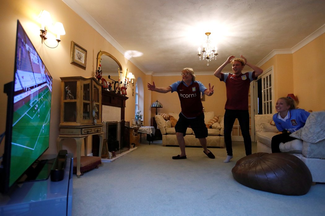 Fanoušci Aston Villy Martin, Harry a Lucy Chrispinovi sledují zápas v Amershamu severozápadně od Londýna
