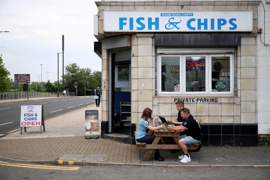 Fanoušci Manchesteru City zasedli k sledování zápasu před místní bistro a otevřeli si notebook