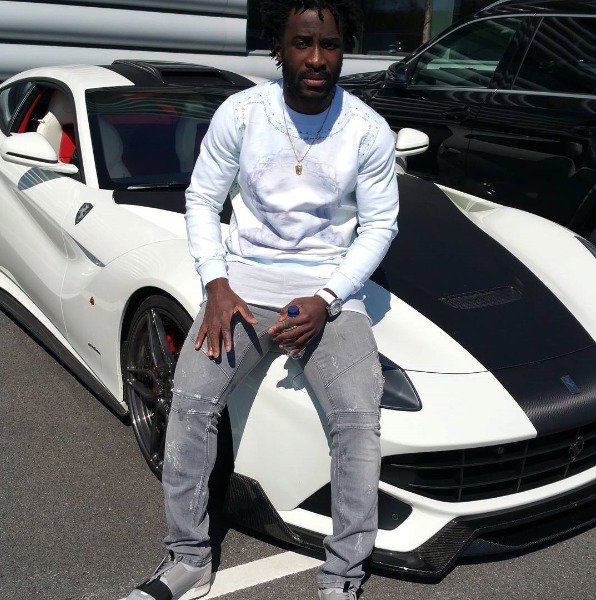 Bony Wilfried si udělal radost. Za 6,5 milionu si koupil nové ferrari.