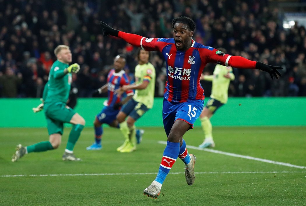 Jeffrey Schlupp slaví první gól Crystal Palace v utkání s Bournemouthem