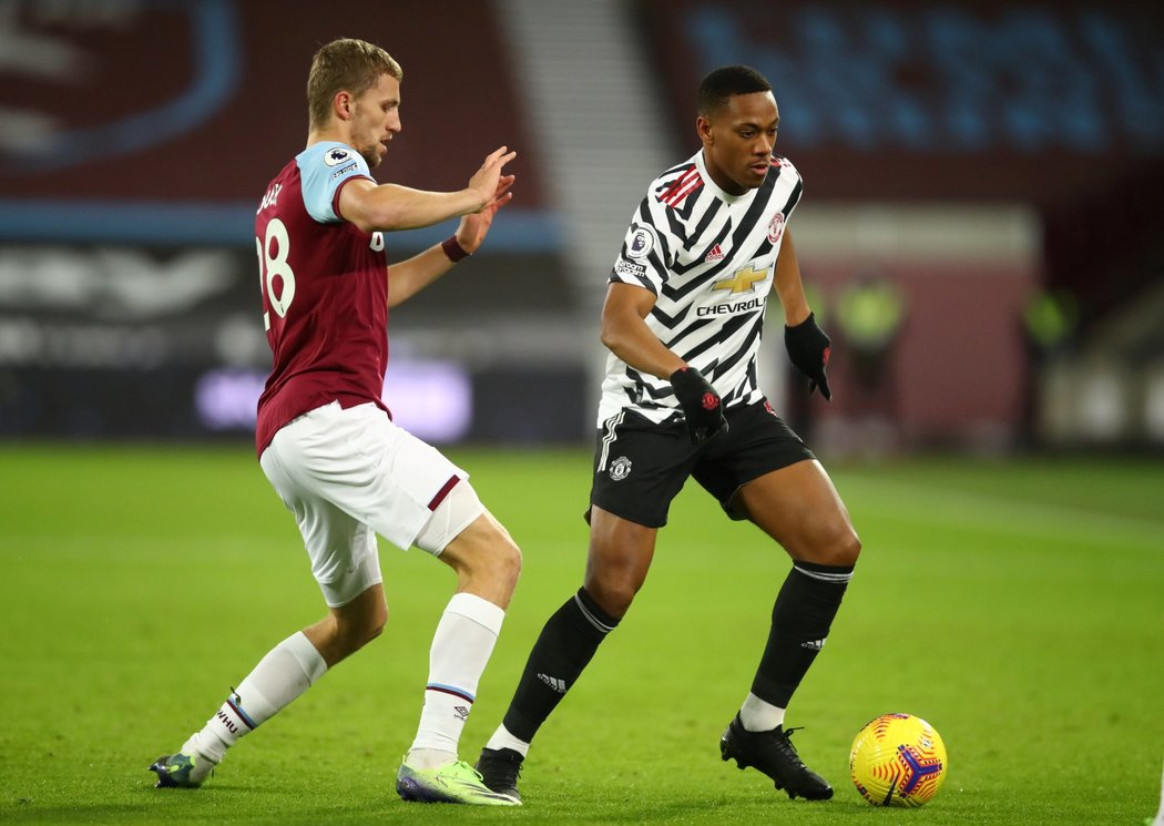 Anthony Martial (vpravo) v souboji s Tomášem Součkem (vlevo)