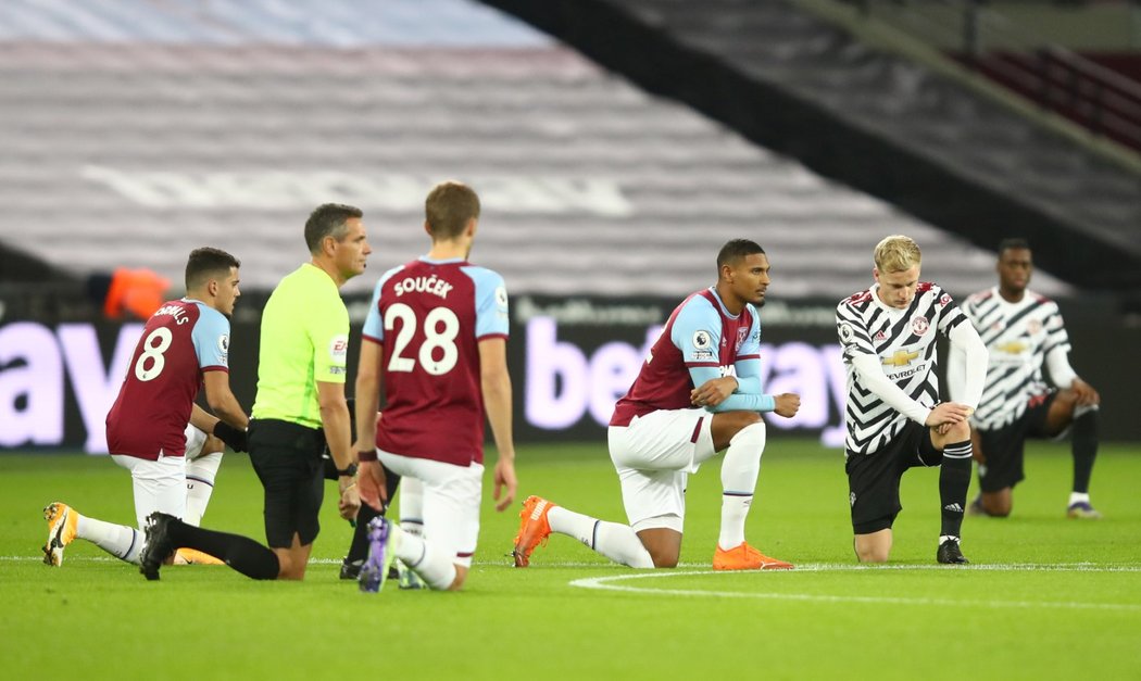 V dnešní době již tradiční zahájení zápasu Premier League mezi West Hamem a Manchesterem United