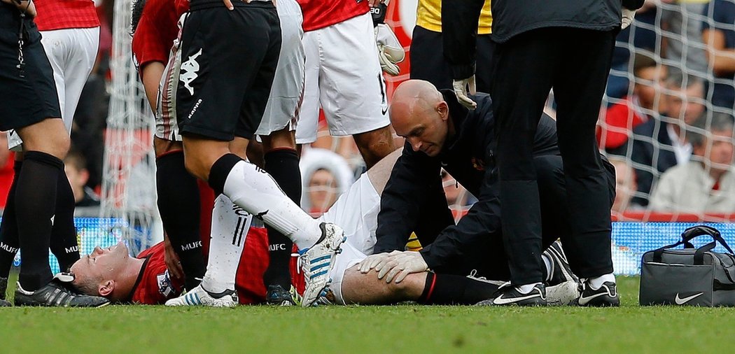 Rooney se dočkal na hřišti okamžité pomoci, tržná rána na stehně si ale vyžádala jeho převoz do nemocnice