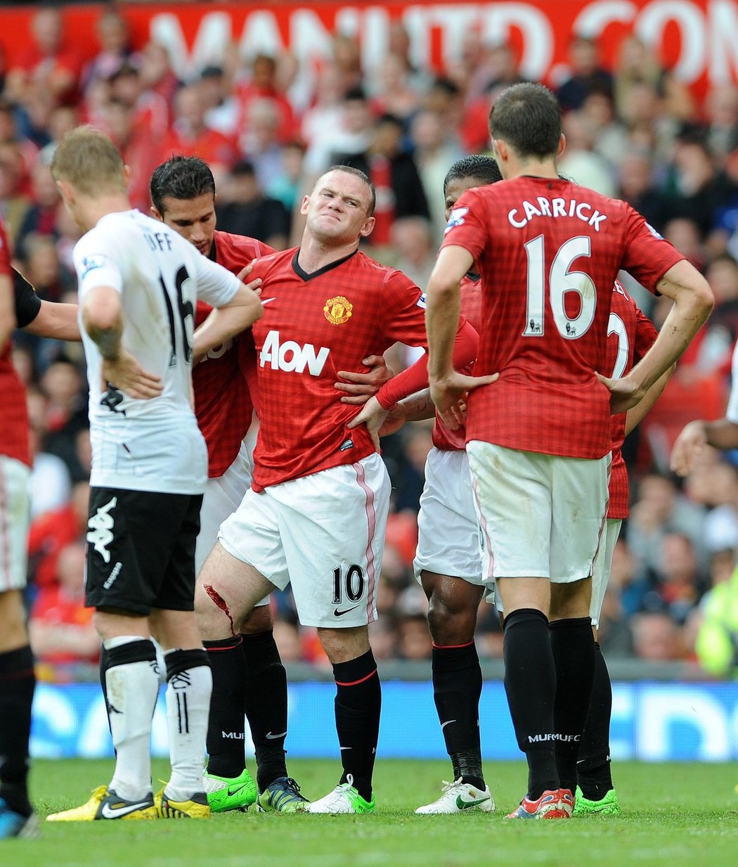 Wayne Rooney chyběl v zahajovací sestavě Manchesteru United, zápas s Fulhamem kvůli zranění nedohrál