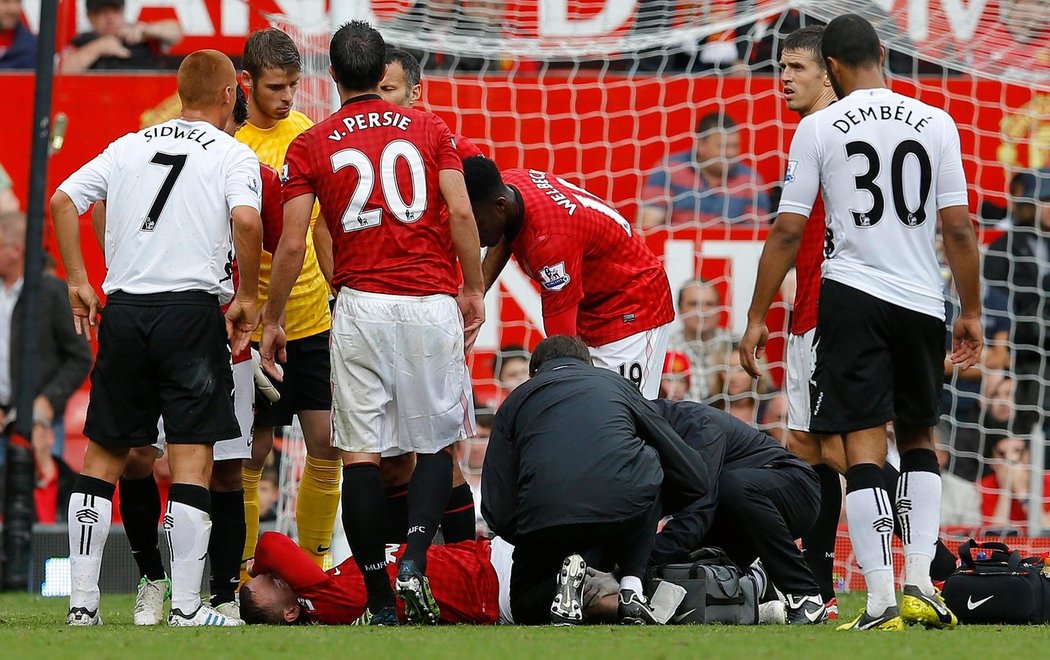 Rooney se dočkal na hřišti okamžité pomoci, tržná rána na stehně si ale vyžádala jeho převoz do nemocnice, Rooney bude Manchesteru United chybět až čtyři týdny