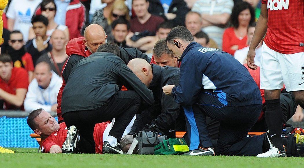 Rooney se dočkal na hřišti okamžité pomoci, tržná rána na stehně si ale vyžádala jeho převoz do nemocnice