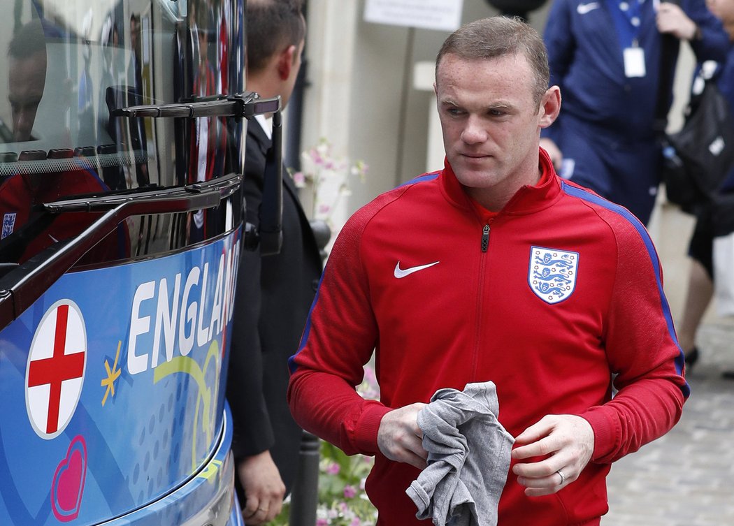 Wayne Rooney den po prohře s Islandem. Stejně jako celá anglická výprava se balí na cestu domů.