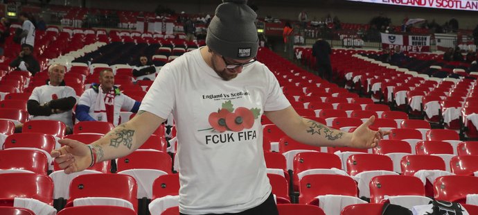 Jeden z anglických fanoušků se před zápasem se Skotskem pustil do kritiky FIFA kvůli nošení vlčích máků jako symbolu úcty vůči válečným veteránům