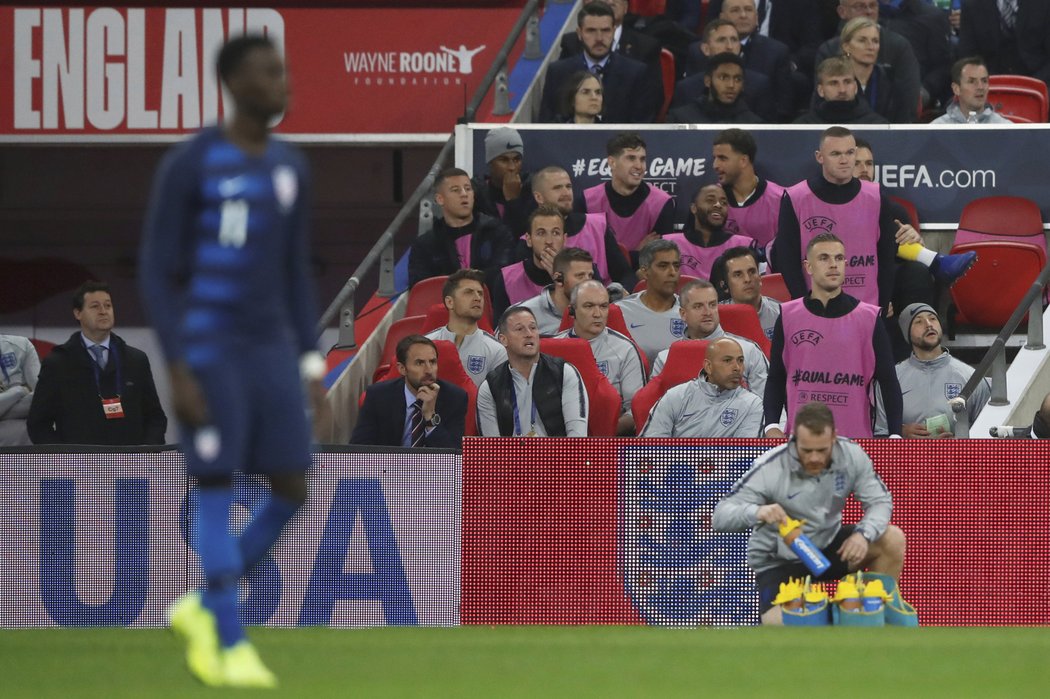 Wayne Rooney začal svůj poslední reprezentační zápas na lavičce