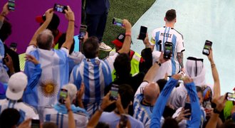 Dorazilo 30 tisíc Argentinců: Messiho další show, klaněli se mu i reportéři
