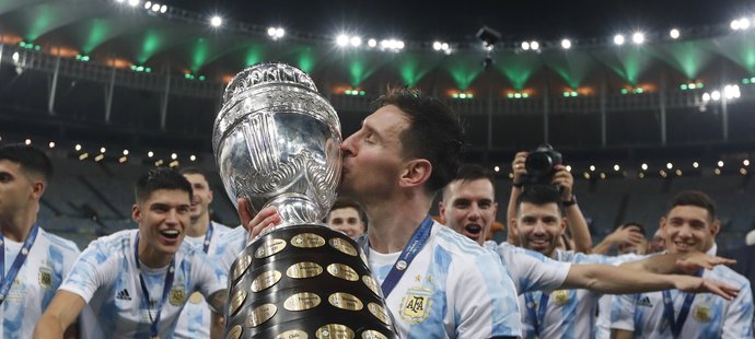 Lionel Messi se ve 34 letech dočkal, má první trofej s argentinským áčkem