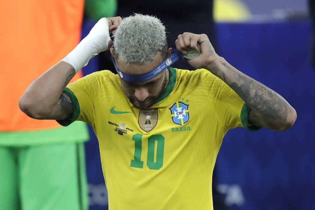 Zklamaný Neymar po prohraném finále s Argentinou