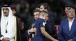 Zklamaný Kylian Mbappé po prohraném finále s francouzským prezidentem Emmanuelem Macronem