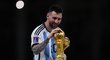 Lionel Messi s trofejí, na kterou čekal celou kariéru