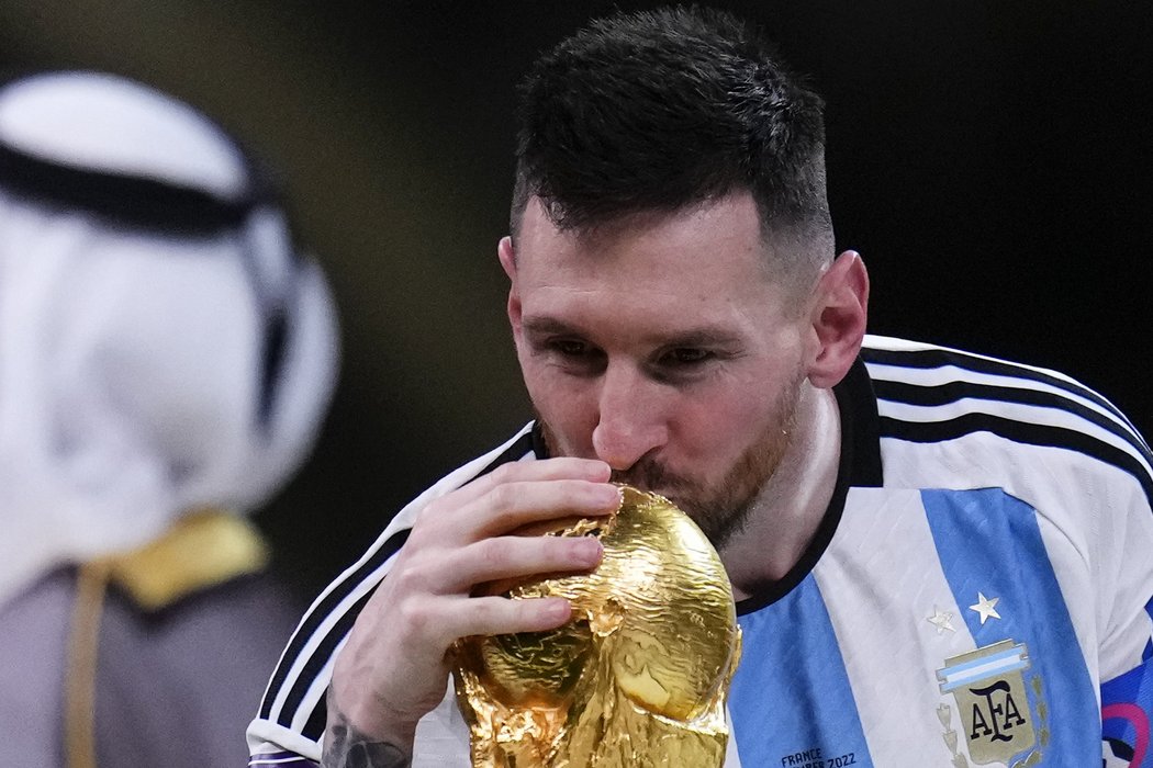 Lionel Messi s trofejí, na kterou čekal celou kariéru