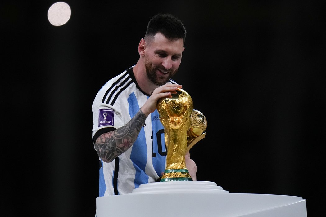 Lionel Messi s trofejí, na kterou čekal celou kariéru