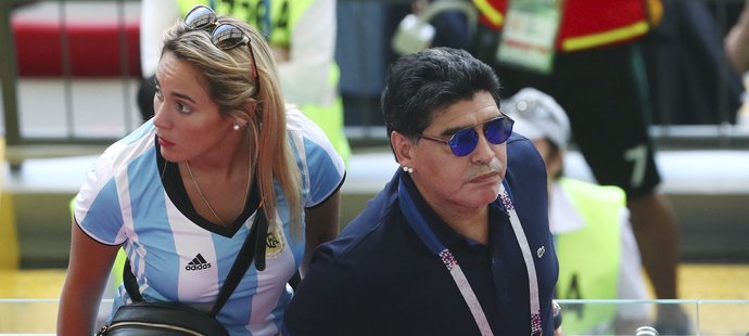 Diego Maradona a jeho přítelkyně na utkání s Francií