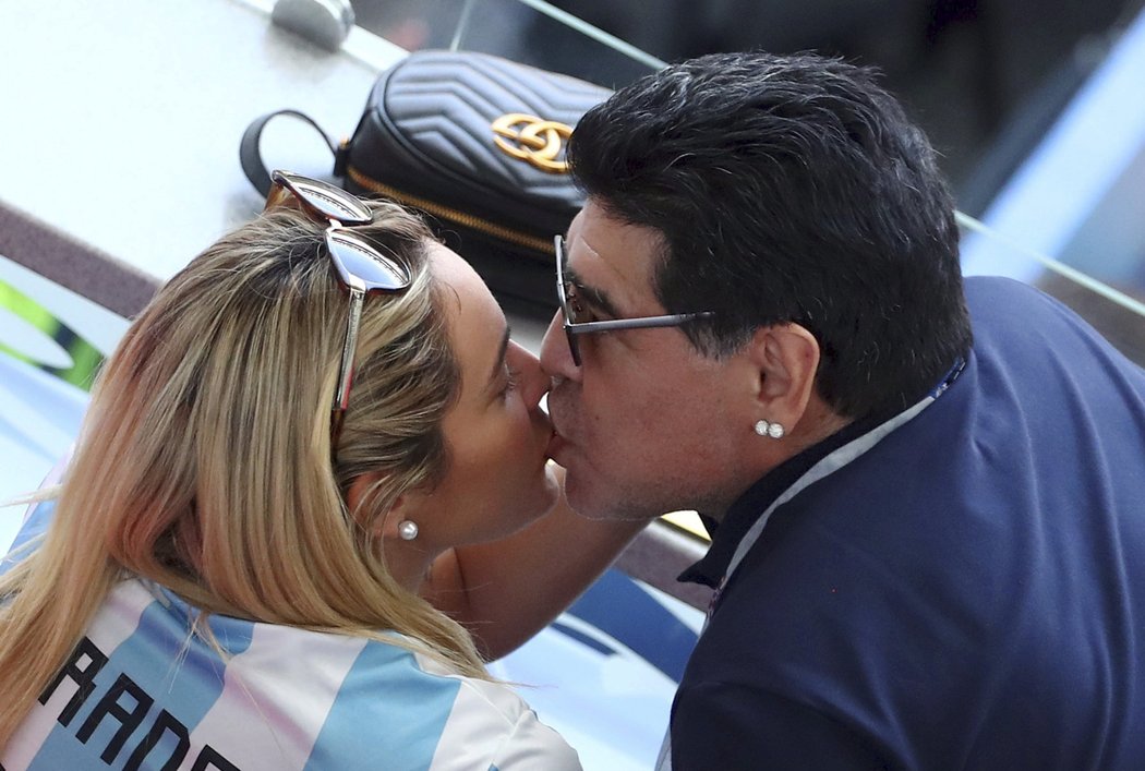 Diego Maradona a jeho přítelkyně Rosie Olivaová - je to láska!