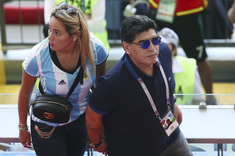 Diego Maradona a jeho přítelkyně na utkání s Francií