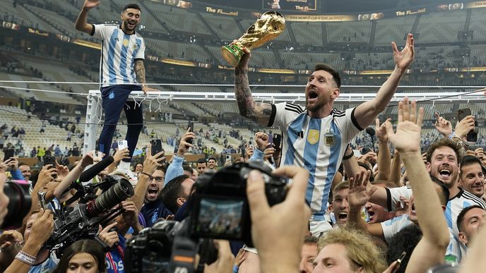 Radost argeintinských fotbalistů včetně Lionela Messiho