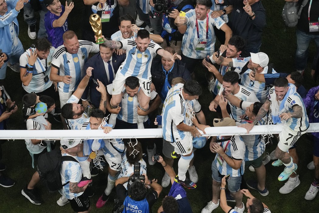 Radost argentinských fotbalistů včetně Lionela Messiho