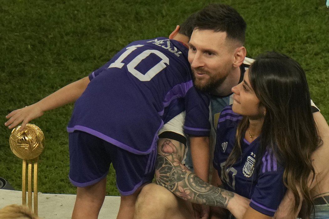 Lionel Messi si vychutnává titul na mistrovství světa s manželkou