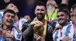 Argentinská euforie! Mistři světa slaví s trofejí pod taktovkou kapitána Lionela Messiho.