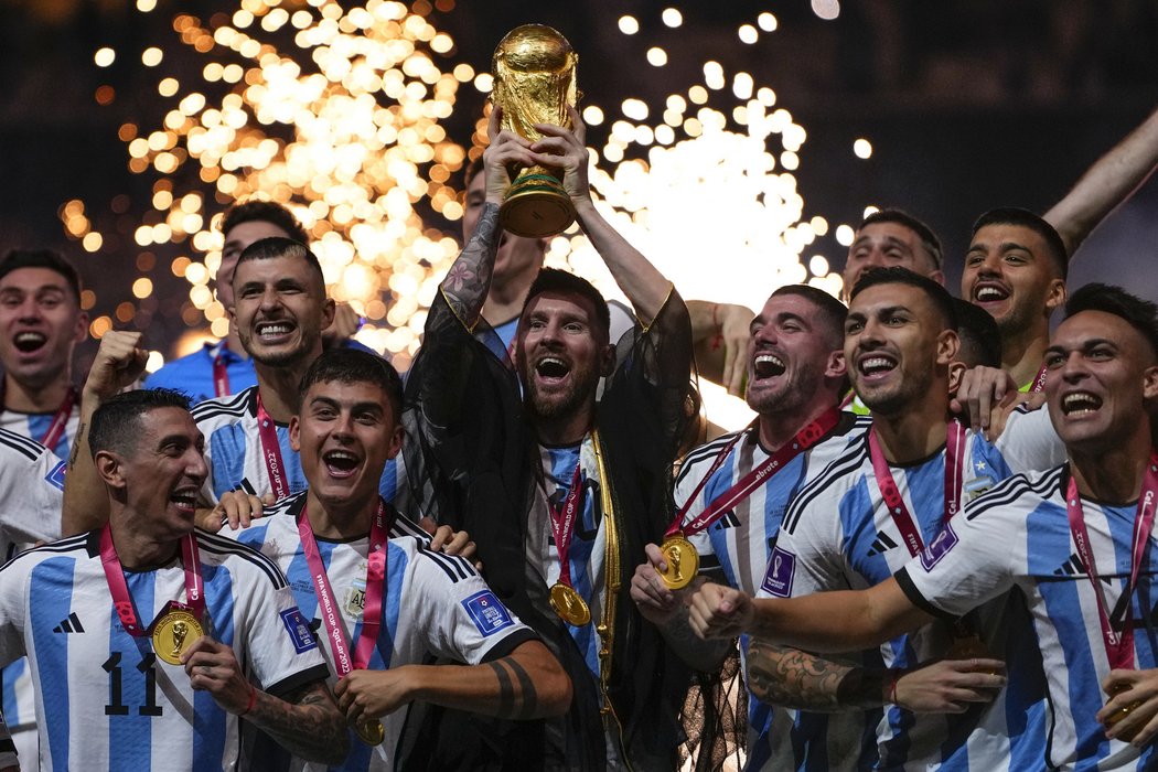 Argentinská euforie! Mistři světa slaví s trofejí pod taktovkou kapitána Lionela Messiho.