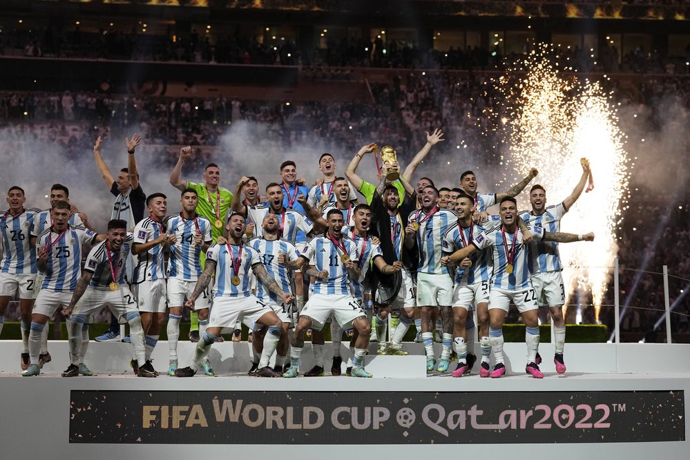 Argentinská euforie! Mistři světa slaví s trofejí pod taktovkou kapitána Lionela Messiho.