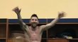 Lionel Messi při argentinské oslavě v šatně