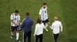 Lionel Messi se u postranní čáry baví s trenérem Jorgem Sampaolim. Schvaloval mu změny v sestavě?
