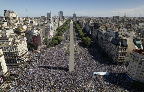 Neuvěřitelné davové scény v Buenos Aires po finále MS