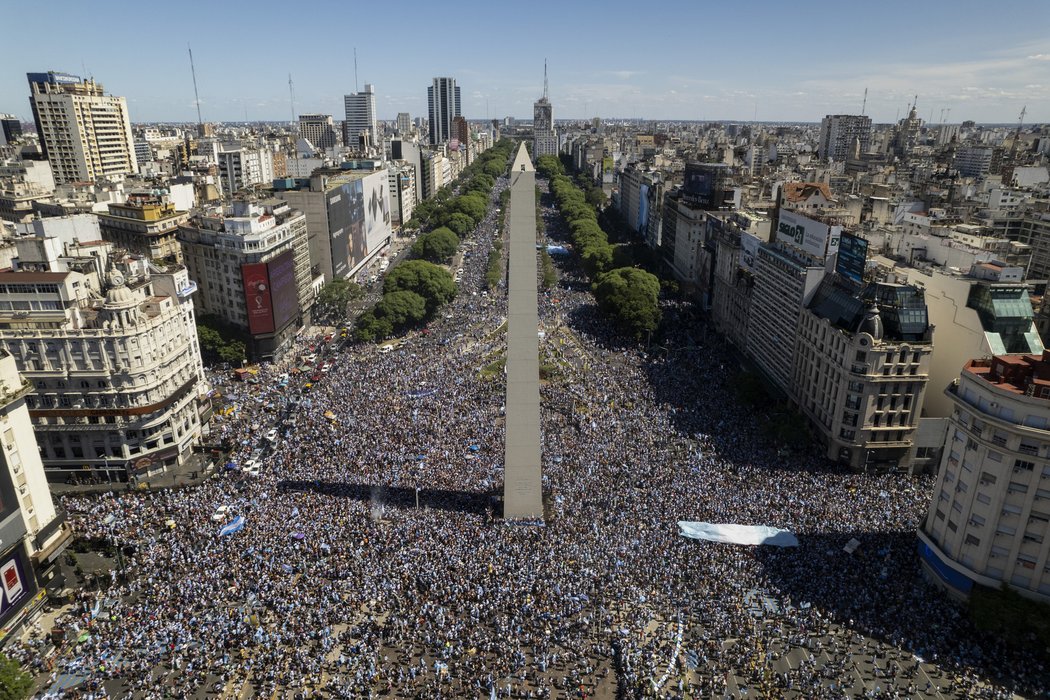 Neuvěřitelné davové scény v Buenos Aires po finále MS