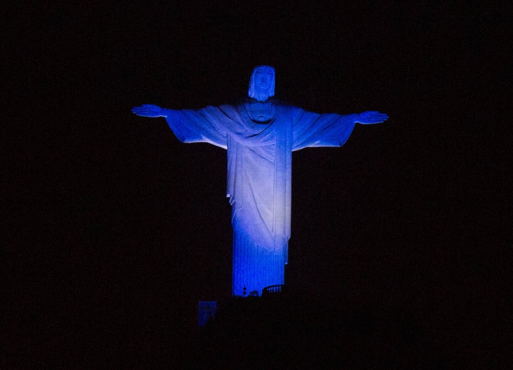 Noc před finále MS zářila socha Ježíše v Riu argentinskými barvami