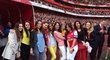 Manželky hráčů Arsenalu na slavnosti nechyběly. Dorazila i maminka Radka Kocurová (čtvrtá zleva).