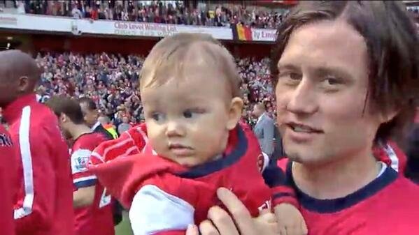 První foto fotbalisty Rosického se synem Tomášem pořídili na stadionu Arsenalu.