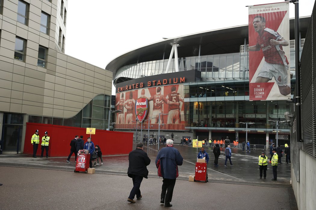 Před stadionem Arsenalu stále najdete podobiznu Cesca Fábregase, který nyní působí v Chelsea