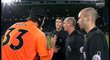 Brankář Arsenalu Petr Čech v diskuzi se sudím kvůli odpískané penaltě