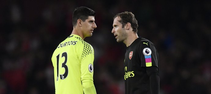 Thibaut Courtois se zdraví s Petrem Čechem po zápase Chelsea na Arsenalu