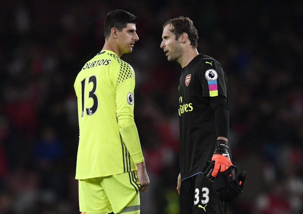 Thibaut Courtois se zdraví s Petrem Čechem po zápase Chelsea na Arsenalu