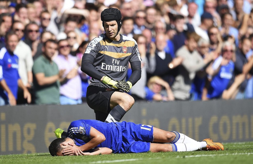 Brankář Arsenalu Petr Čech se sklání nad bývalým spoluhráčem z Chelsea Edenem Hazardem