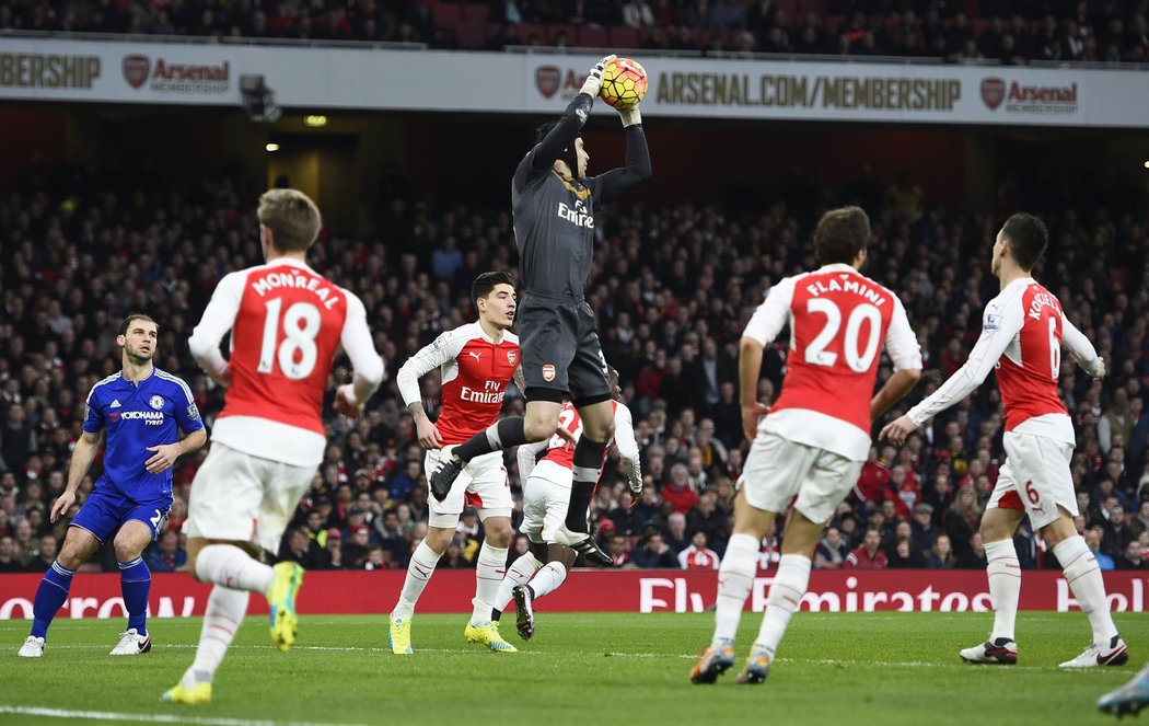 Brankář Arsenalu Petr Čech zasahuje proti šanci Chelsea